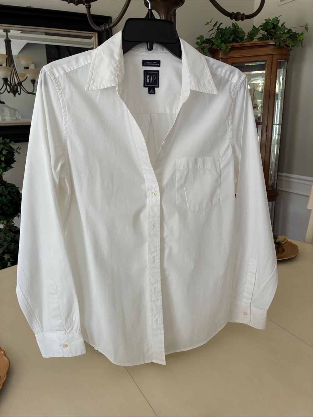 GAP ladies White Button-Down Long Sleeve Shirt Med
